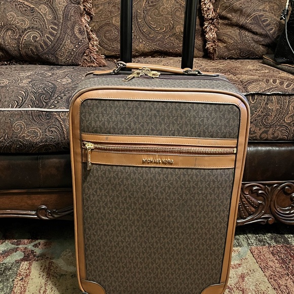 Used like new 3-piece Michael Kors Luggage Set. - Picture 3 of 4